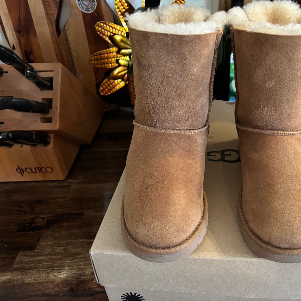 Really cute barely worn short Ugg Bailey bows in Chestnut.